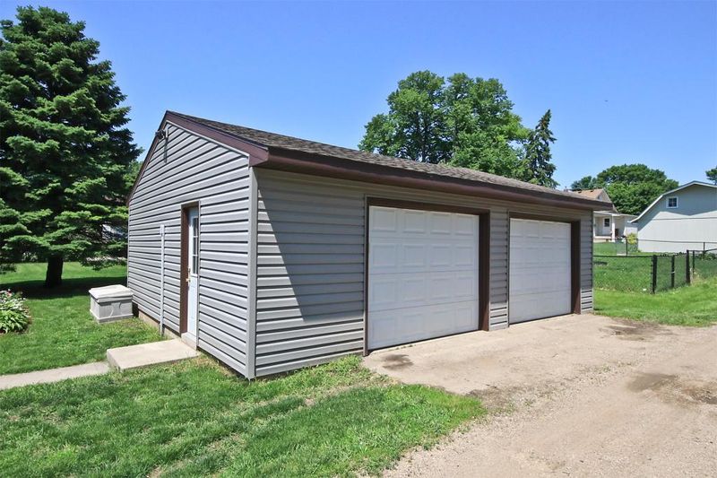 89 Mcleod Ave NE, Hutchinson, MN 55350