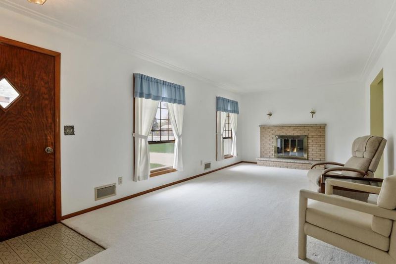 16390 Westgate Trl, Eden Prairie, MN 55344