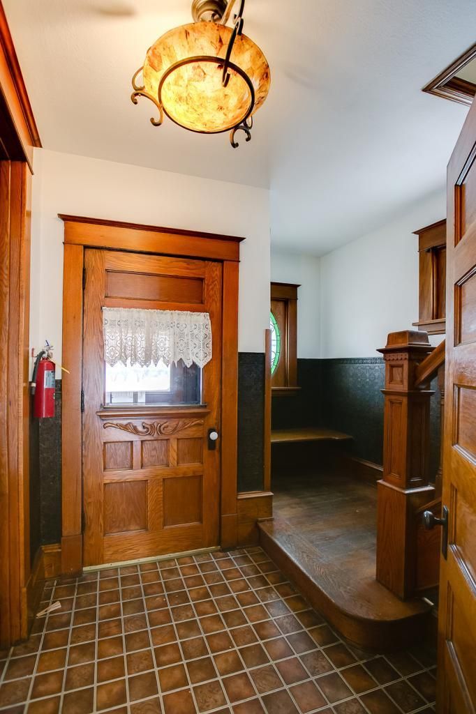 807 Snelling Ave N, Saint Paul, MN 55104