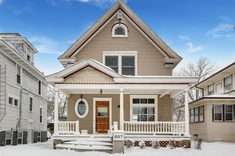 807 Snelling Ave N, Saint Paul, MN 55104