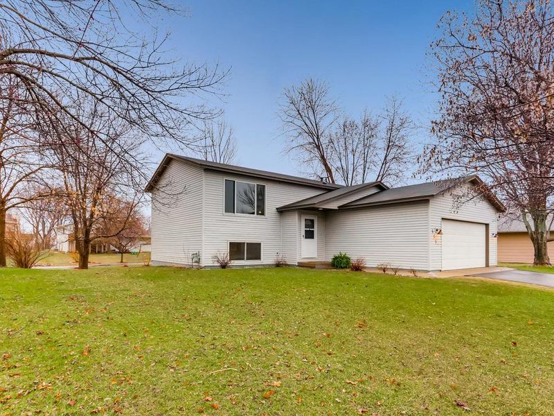 615 Essen Ln, Chaska, MN 55318