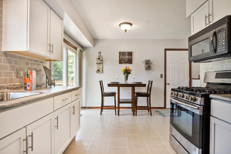 245 Strese Ln, Apple Valley, MN 55124
