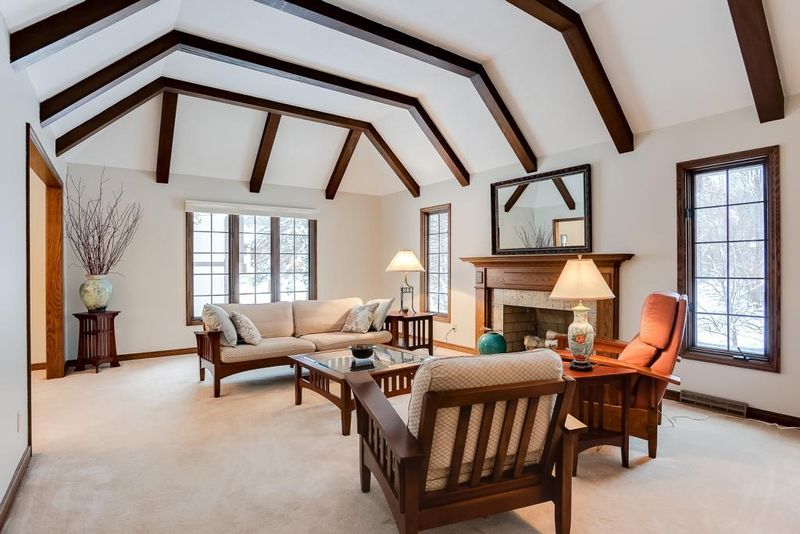 15801 Seaton Pl, Minnetonka, MN 55345