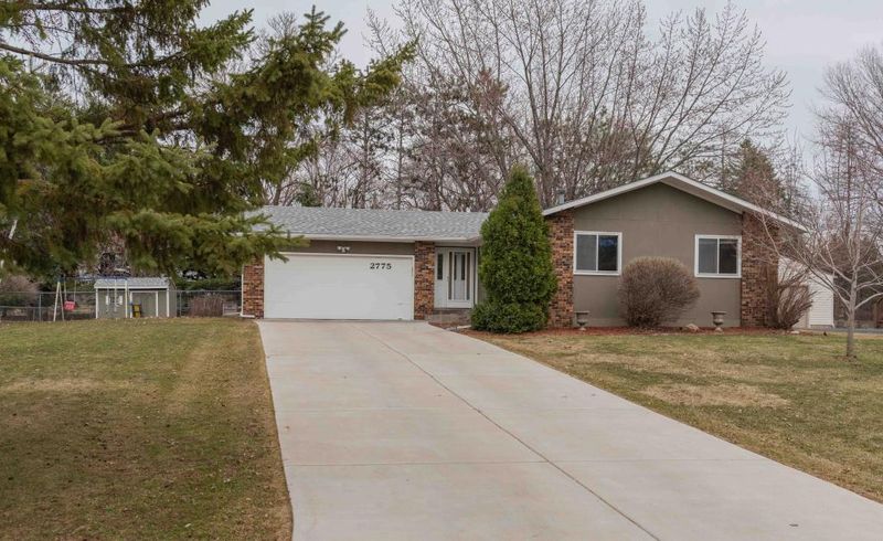 2775 Helena Ave N, Oakdale, MN 55128