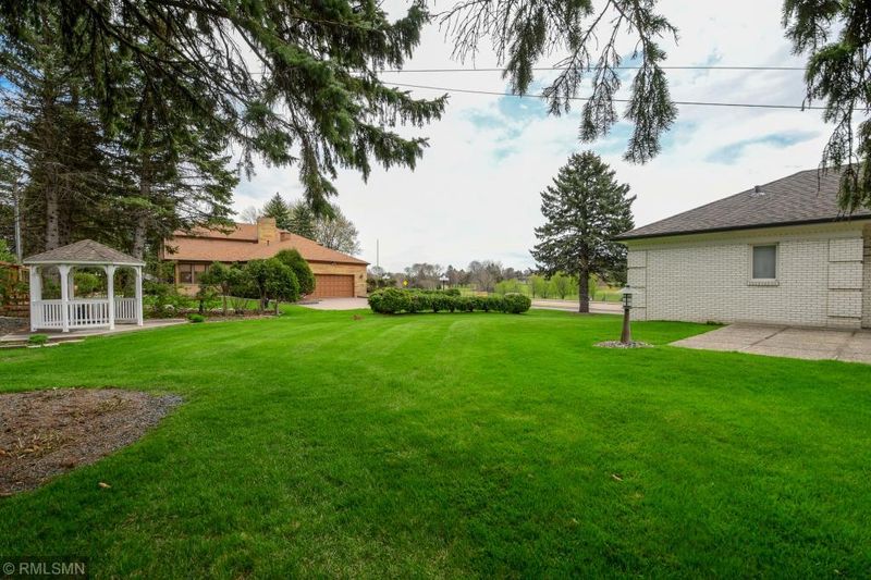 2400 Pascal St, Roseville, MN 55113