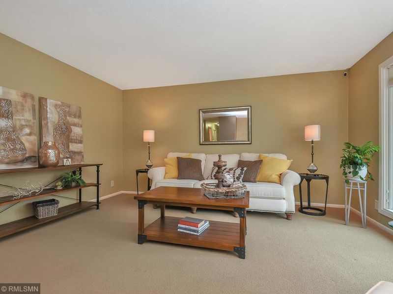 9501 Woodridge Dr, Eden Prairie, MN 55347