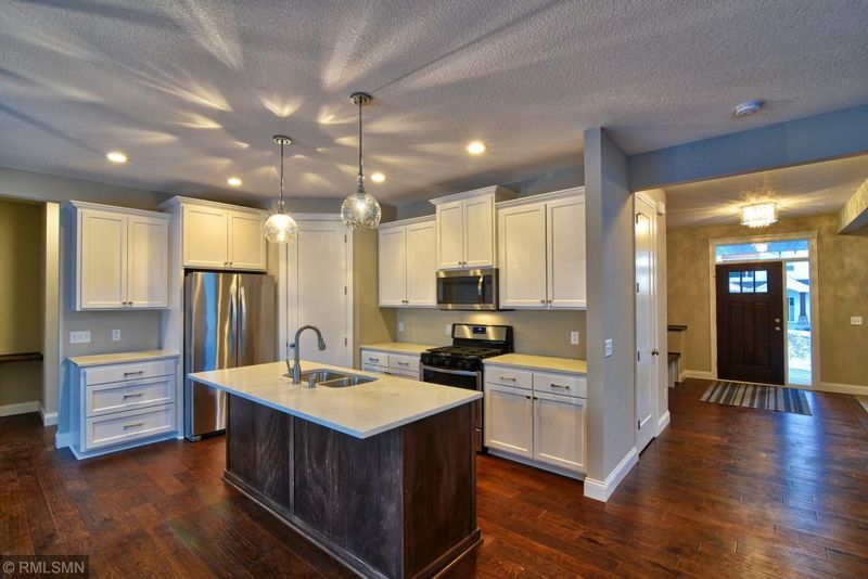 9707 Compass Pointe Ct, Woodbury, MN 55129