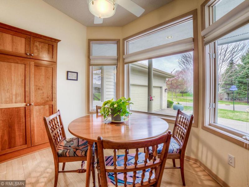 8947 Garland Ct, Eden Prairie, MN 55347