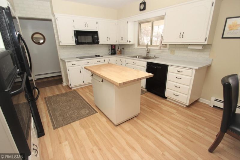 906 Spruce Dr, Saint Cloud, MN 56303