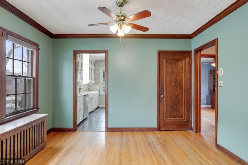 1097 Smith Ave S, West Saint Paul, MN 55118