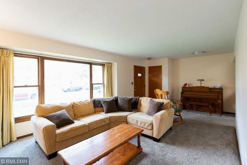 1056 Cobb Rd, Shoreview, MN 55126