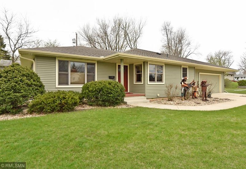 5 Sherwood Ct, Faribault, MN 55021