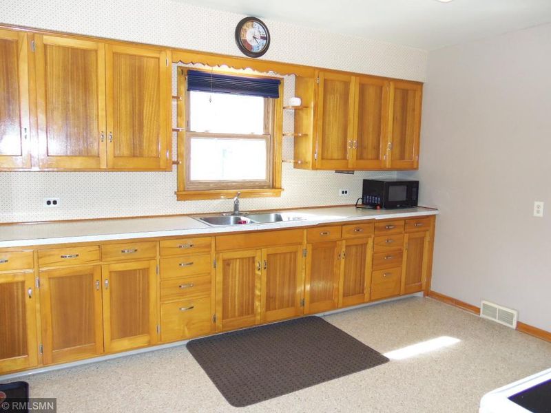 1006 4th St SW, Willmar, MN 56201