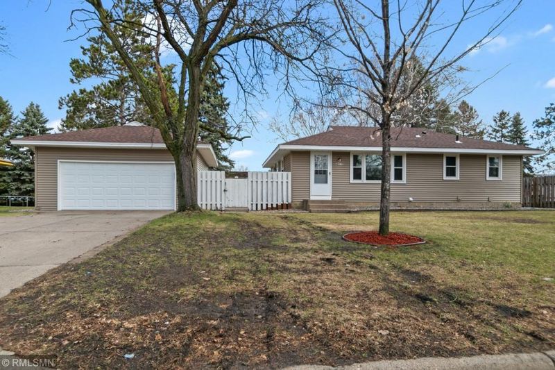 4818 Howe Ln N, Brooklyn Center, MN 55429