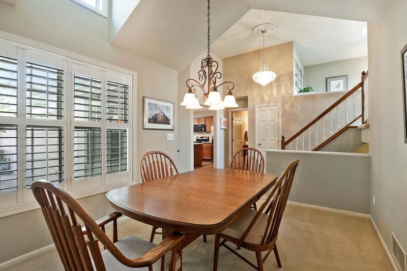 4275 Pond View Ct, White Bear Lake, MN 55110