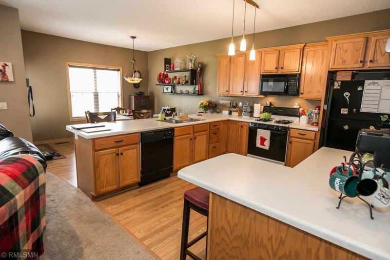 7512 5th St N, Oakdale, MN 55128