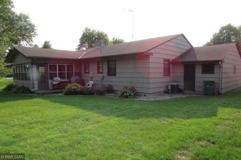 910 Douglas St, Lakefield, MN 56150