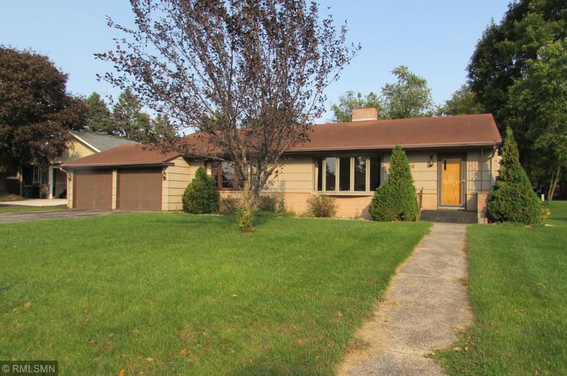910 Douglas St, Lakefield, MN 56150