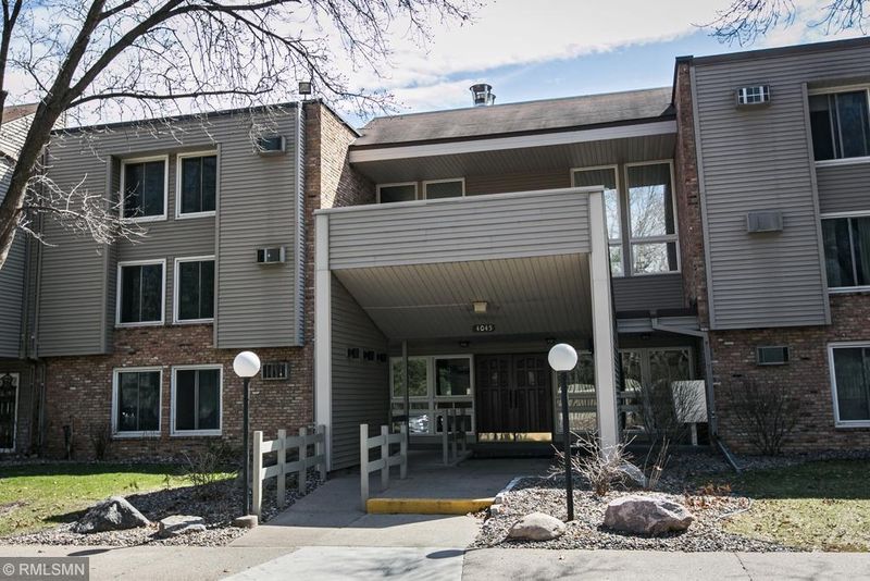 4045 Hodgson Rd #202, Shoreview, MN 55126