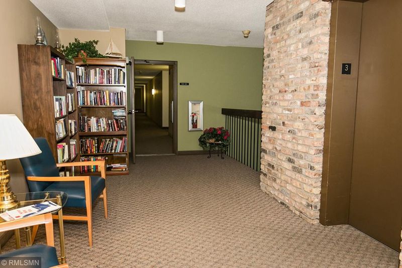 4045 Hodgson Rd #202, Shoreview, MN 55126