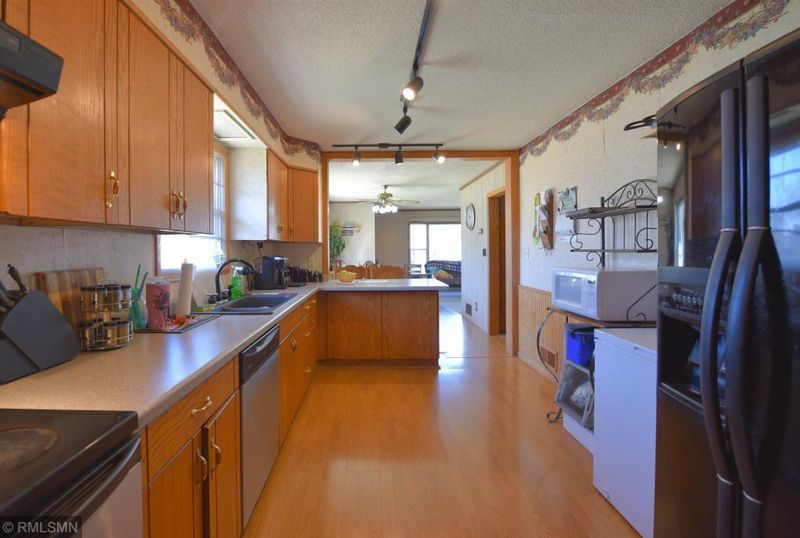 804 5th St NE, Staples, MN 56479