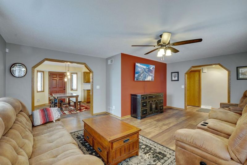 910 1st St S, Sauk Rapids, MN 56379