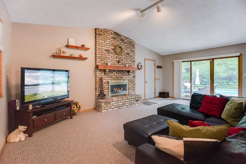 9 White Pine Ln, White Bear Lake, MN 55110