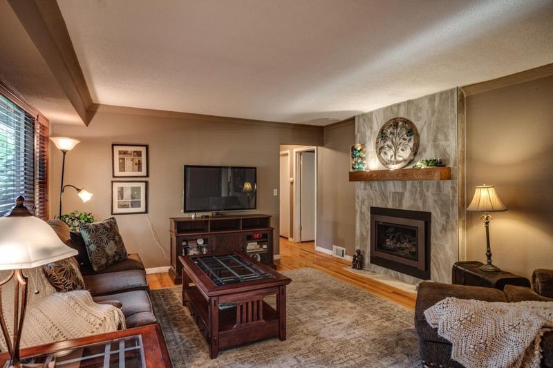 14909 Gleason Lake Dr, Plymouth, MN 55447