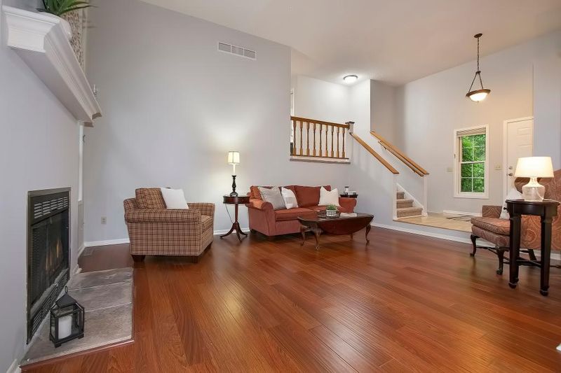 8121 Dakota Ln, Chanhassen, MN 55317