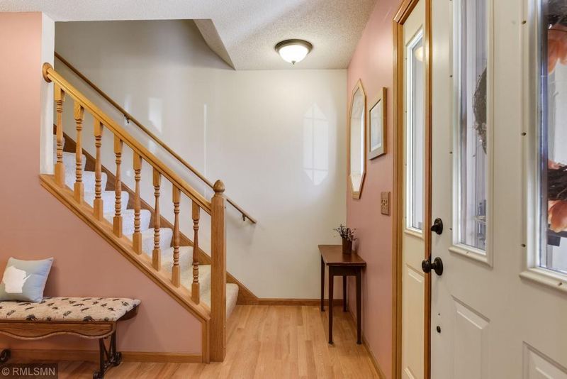 8658 Valley Ridge Ct, Chanhassen, MN 55317