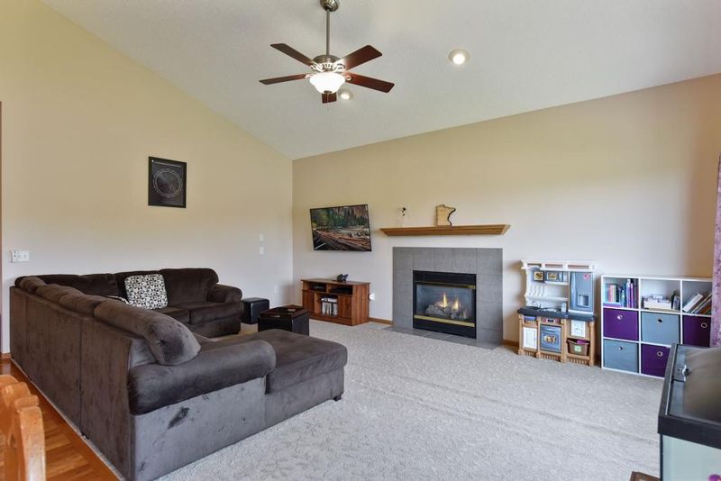 713 7th St, Chaska, MN 55318