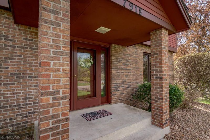 7918 Upper Hamlet Ct, Apple Valley, MN 55124