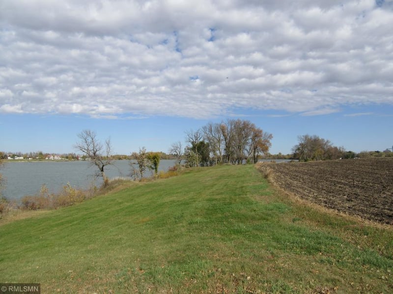 740 W Lake St, Avoca, MN 56114