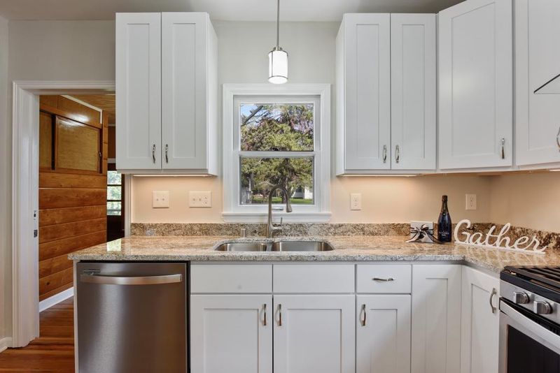 325 9th Ave N, Hopkins, MN 55343