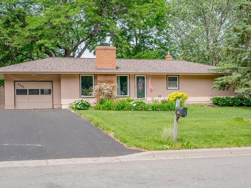 2795 Woodbridge St, Roseville, MN 55113