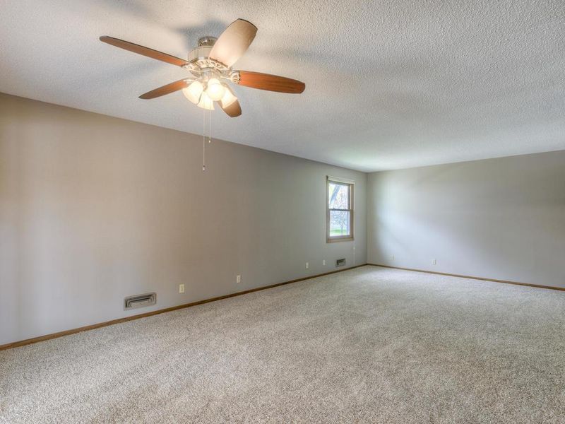 625 6th Ave NE, Osseo, MN 55369