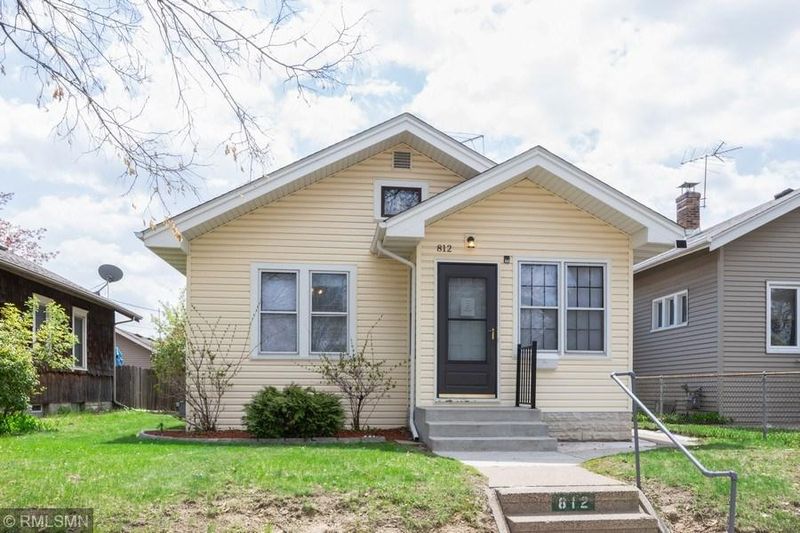 812 Hyacinth Ave E, Saint Paul, MN 55106