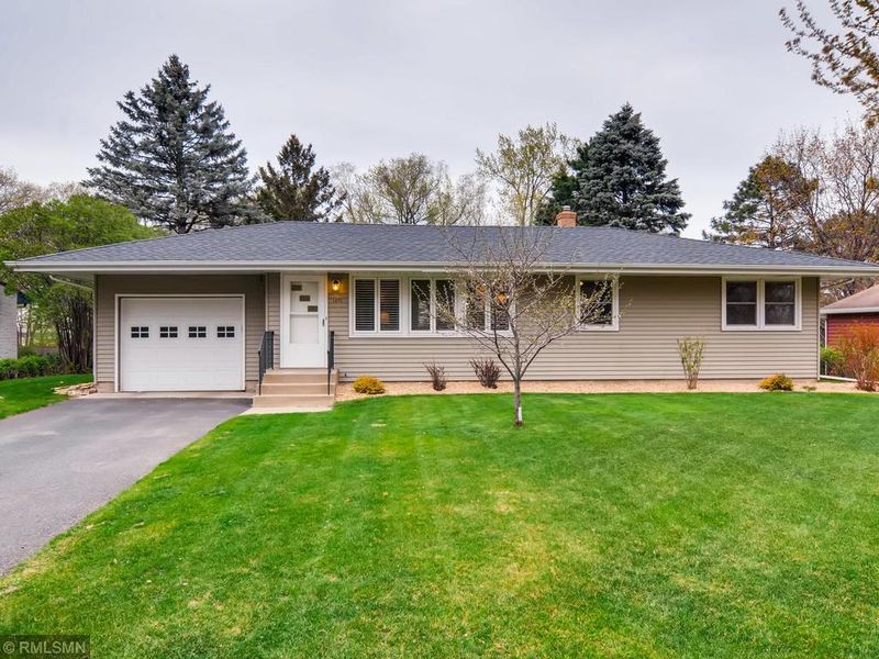 1471 Rose Pl, Roseville, MN 55113