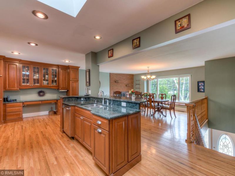 4932 Green Valley Rd, Minnetonka, MN 55345