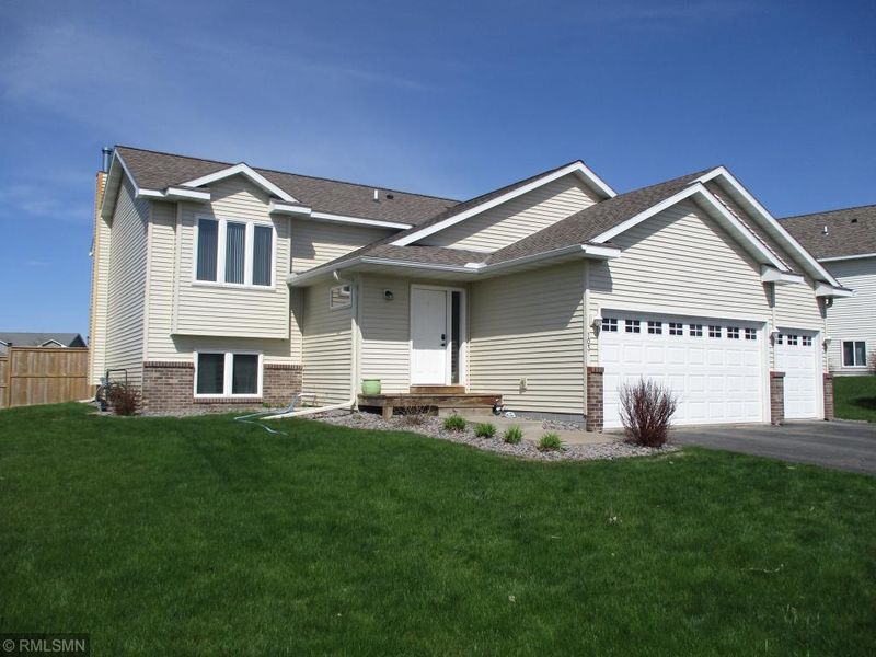 103 Highview Dr, Dassel, MN 55325