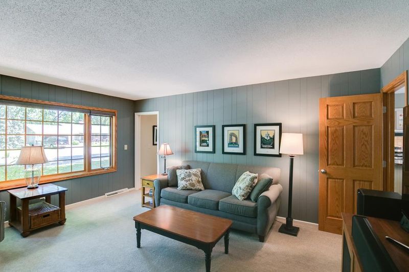 5917 W 102nd St, Bloomington, MN 55438