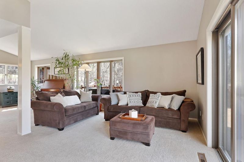 1578 Rustic Hills Dr, Eagan, MN 55121