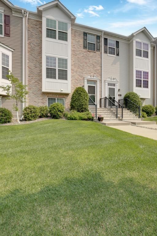 9999 Wildflower Dr, Eden Prairie, MN 55347