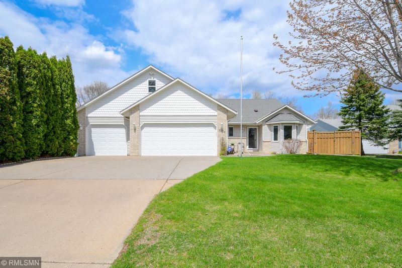 7670 Upper 19th St N, Oakdale, MN 55128