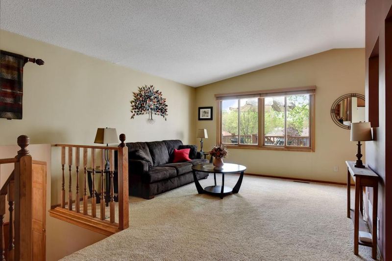 680 Sierra Trl, Chanhassen, MN 55317