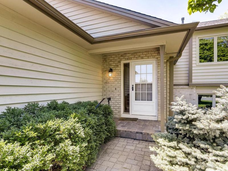1463 Blackhawk Lake Dr, Eagan, MN 55122
