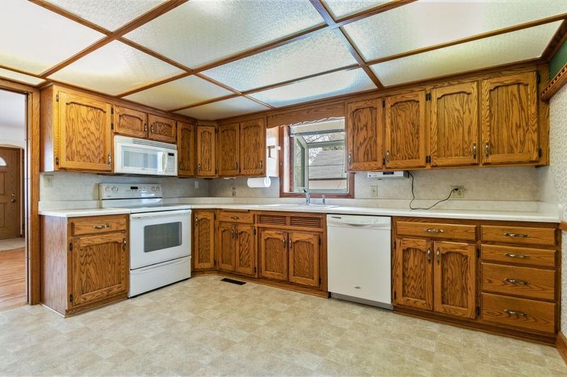 548 6th St NW, Elk River, MN 55330