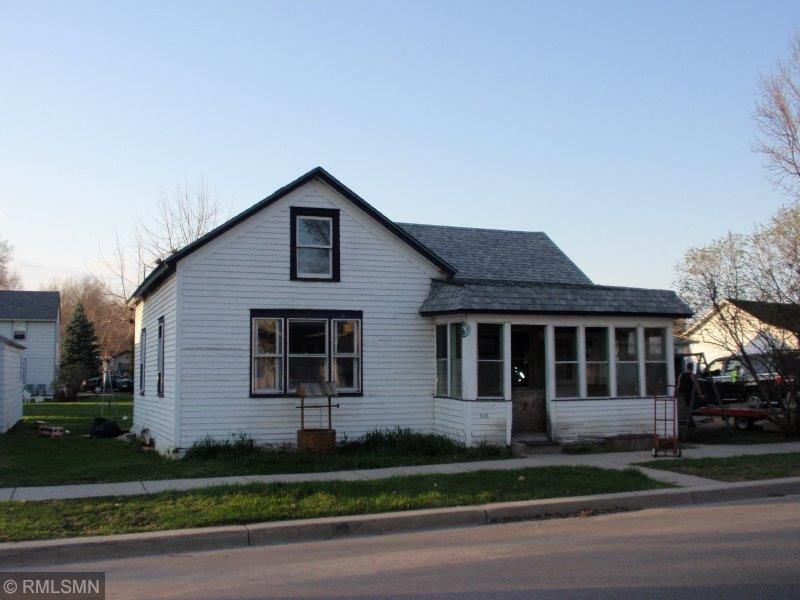 216 4th St W, Chaska, MN 55318