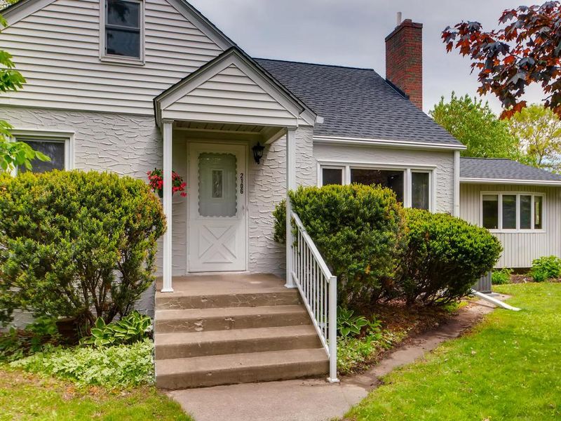 2106 Midlothian Rd, Roseville, MN 55113