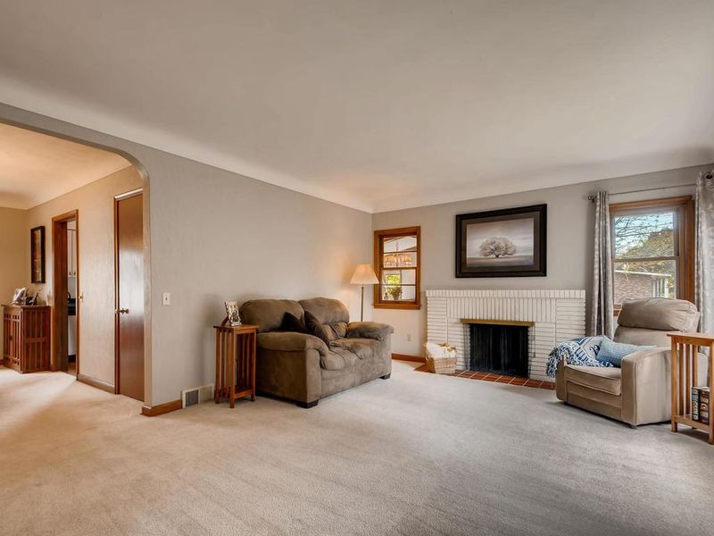 2106 Midlothian Rd, Roseville, MN 55113